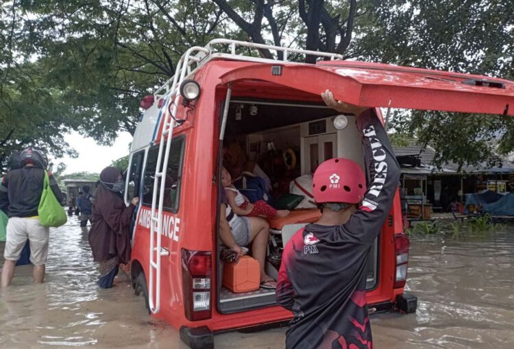 Bantu Korban Banjir, PMI Kabupaten Bekasi Rujuk Balita dan Kirimkan Logistik