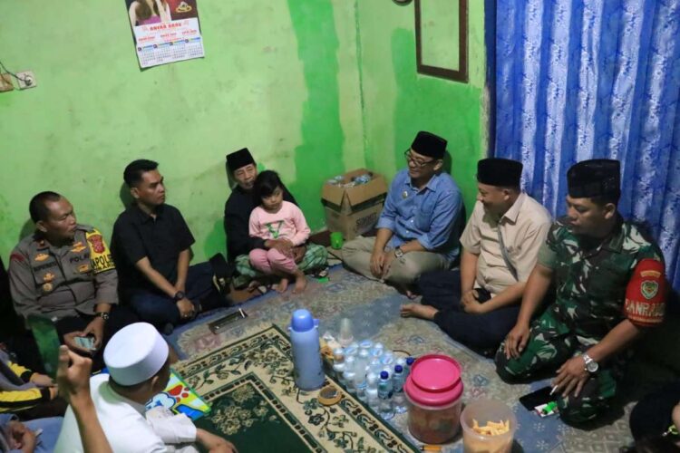 Plt. Bupati Bogor Memberikan Bantuan Langsung kepada Korban Bencana Longsor Cisarua