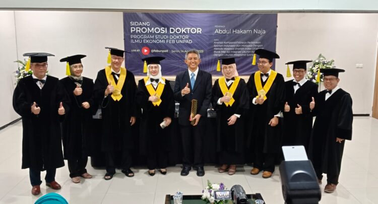 Bandingkan Bank Syariah Indonesia-Malaysia, Hakam Naja Raih Doktor di FEB Unpad