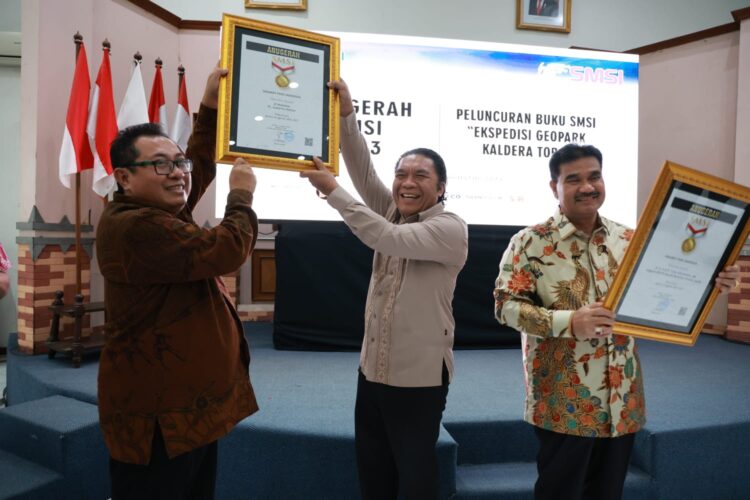 Berkontribusi Atas Pembangunan Pers, Pj Gubernur Banten Al Muktabar Raih Anugerah Sahabat Pers SMSI