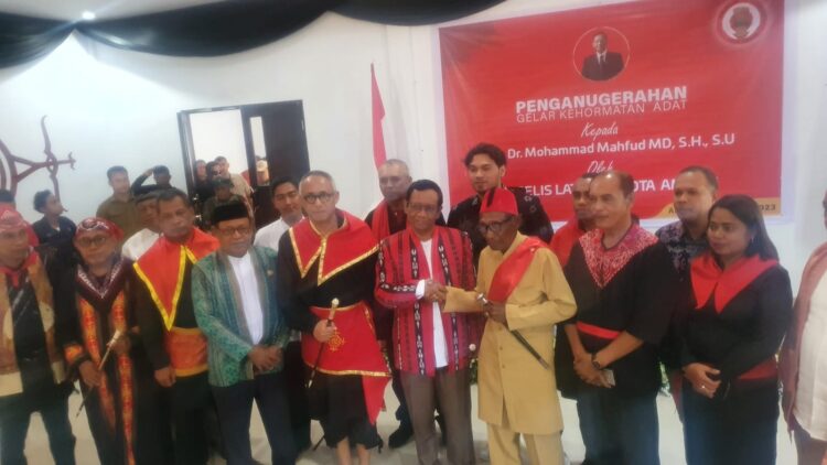Mahfud MD Dianugerahi Gelar Pemimpin Jujur, Berani dan Pelindung dari Raja-Raja Ambon