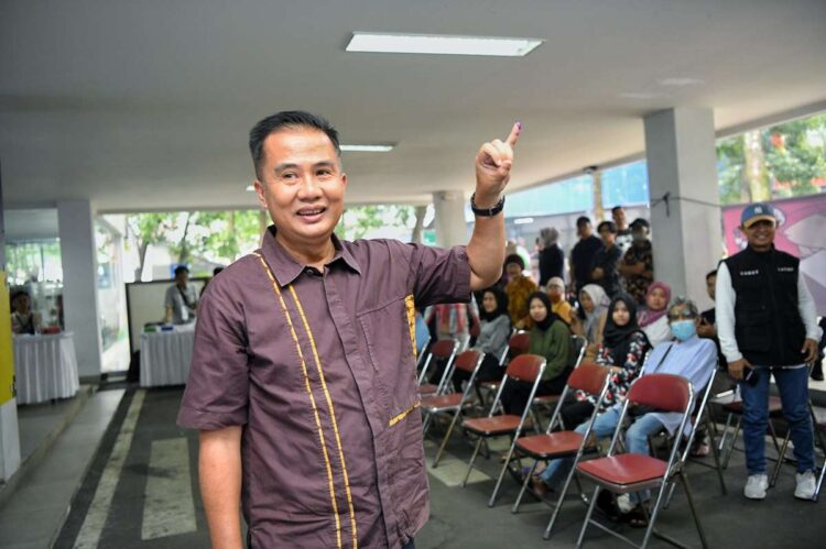 Diguyur Hujan, Warga Jabar Tetap Antusias Mencoblos, Bey Machmudin mencoblos di TPS 15, Kota Bandung