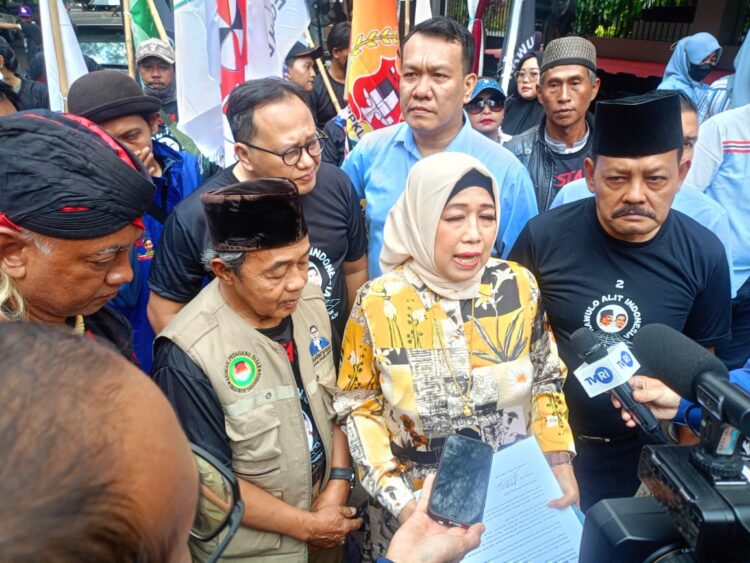 Besan Jokowi dan Presiden KAI Serahkan Hasil Rapimnassus 110 Organisasi Ekonomi Rakyat Ke Prabowo Gibran