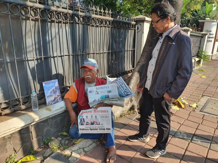 Menantang Senja Media Cetak: Saiman dan Perjuangannya di Kuningan