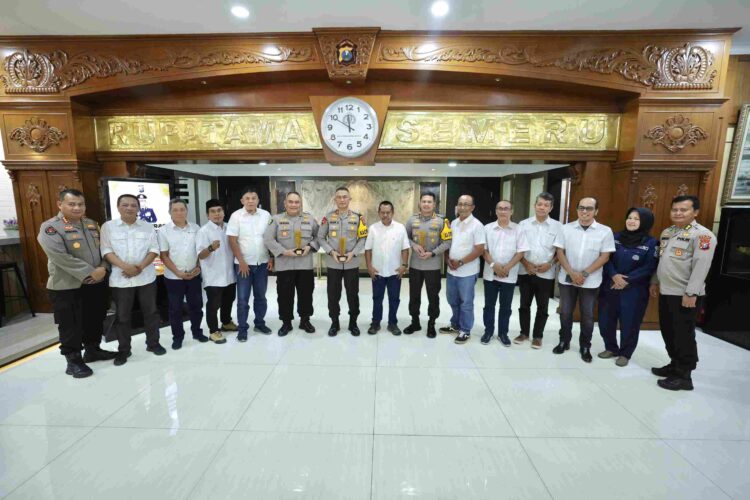 Pemilu 2024 Kondusif, Kapolda Jatim Diganjar PWI Jatim Award