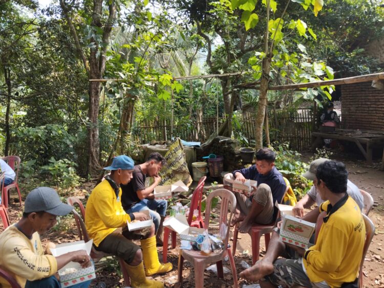 Kolaborasi JBS  Pokja Konstituen Dewan Pers dan UPT Persampahan Bersihkan Sungai di Mancak