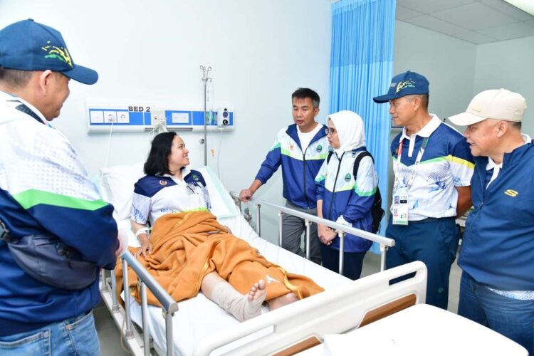 Bey Machmudin Jenguk Atlet Terjun Payung Yazella Agustin