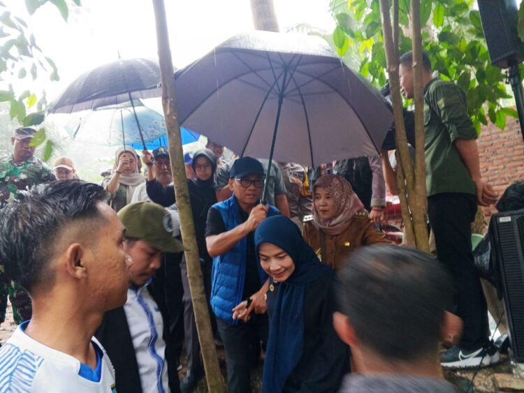 Kisah Romantis di Tengah Kick Off HKSN 2024: Momen Mesra Yandri dan Ratu Zakiah