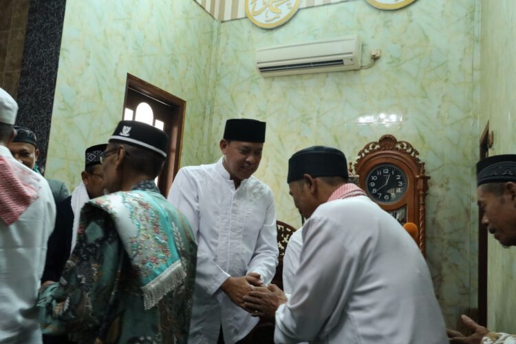 Wali Kota Bekasi Sapa Warga Lewat Shalat Jumat Berjamaah di Masjid Al Ikhlas Marga Mulya