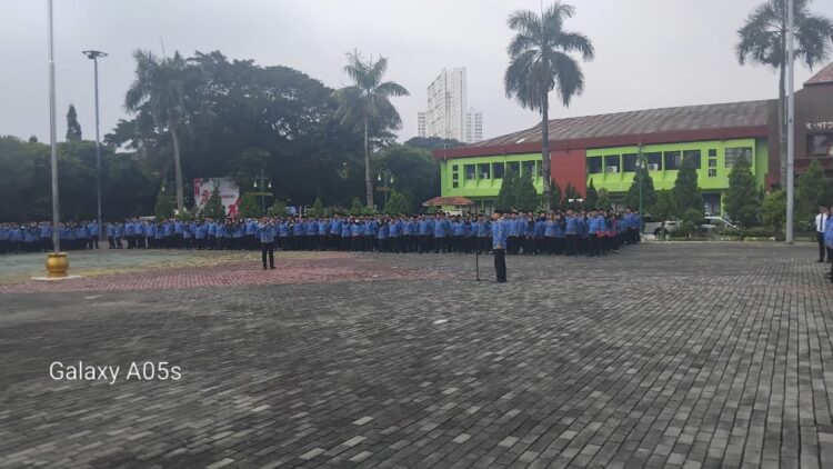 Kepala BKPSDM Kota Bekasi Serahkan SK PPPK Tenaga Kesehatan Kota Bekasi