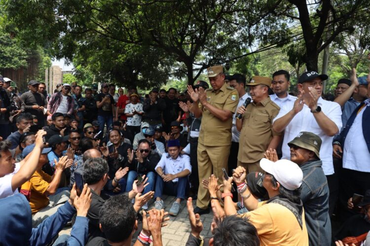 Wali Kota Bekasi Duduk Bersama Massa Aksi, Serap Aspirasi di Tengah Jalan