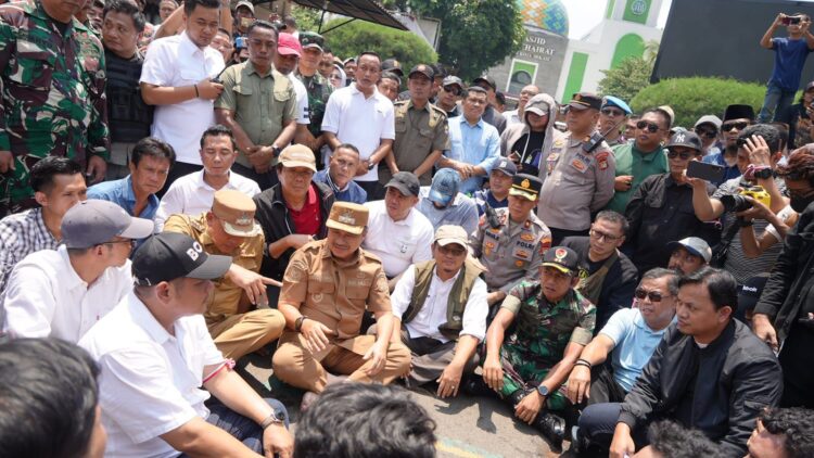 Terima Aspirasi, Ketua DPRD Bekasi Duduk Lesehan Dijalan Bersama Mahasiswa