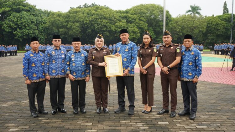 Baru Enam Bulan Menjabat, Dr. Sulvia Triana Hapsari Antar Kejari Kota Bekasi Banjir Penghargaan