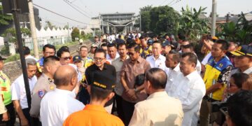 Plh Wali Kota Bekasi dan Komisi V DPR RI Tinjau Infrastruktur Stasiun Bekasi Timur dan Proyek Flyover Bulak Kapal.