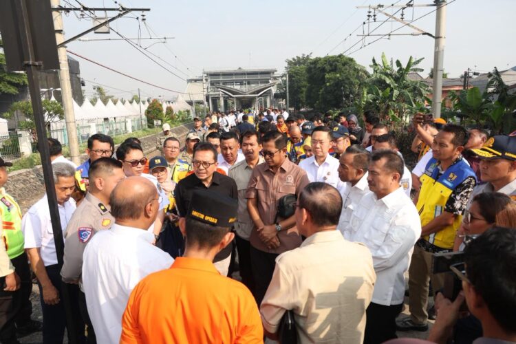 Plh Wali Kota Bekasi dan Komisi V DPR RI Tinjau Infrastruktur Stasiun Bekasi Timur dan Proyek Flyover Bulak Kapal.