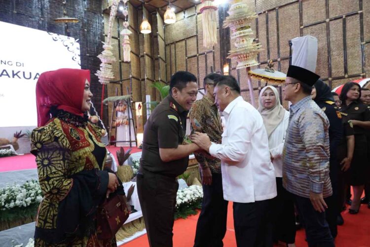 Plh. Wali Kota Bekasi Harris Bobihoe Hadiri Pisah Sambut Kajati Jabar Pakuan Bandung