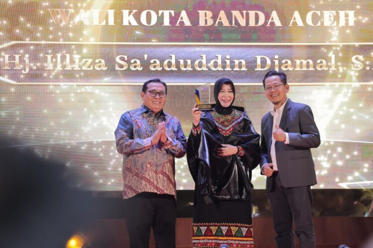 Illiza Raih Penghargaan Wali Kota Penggerak Inovasi Daerah dari SMSI Aceh